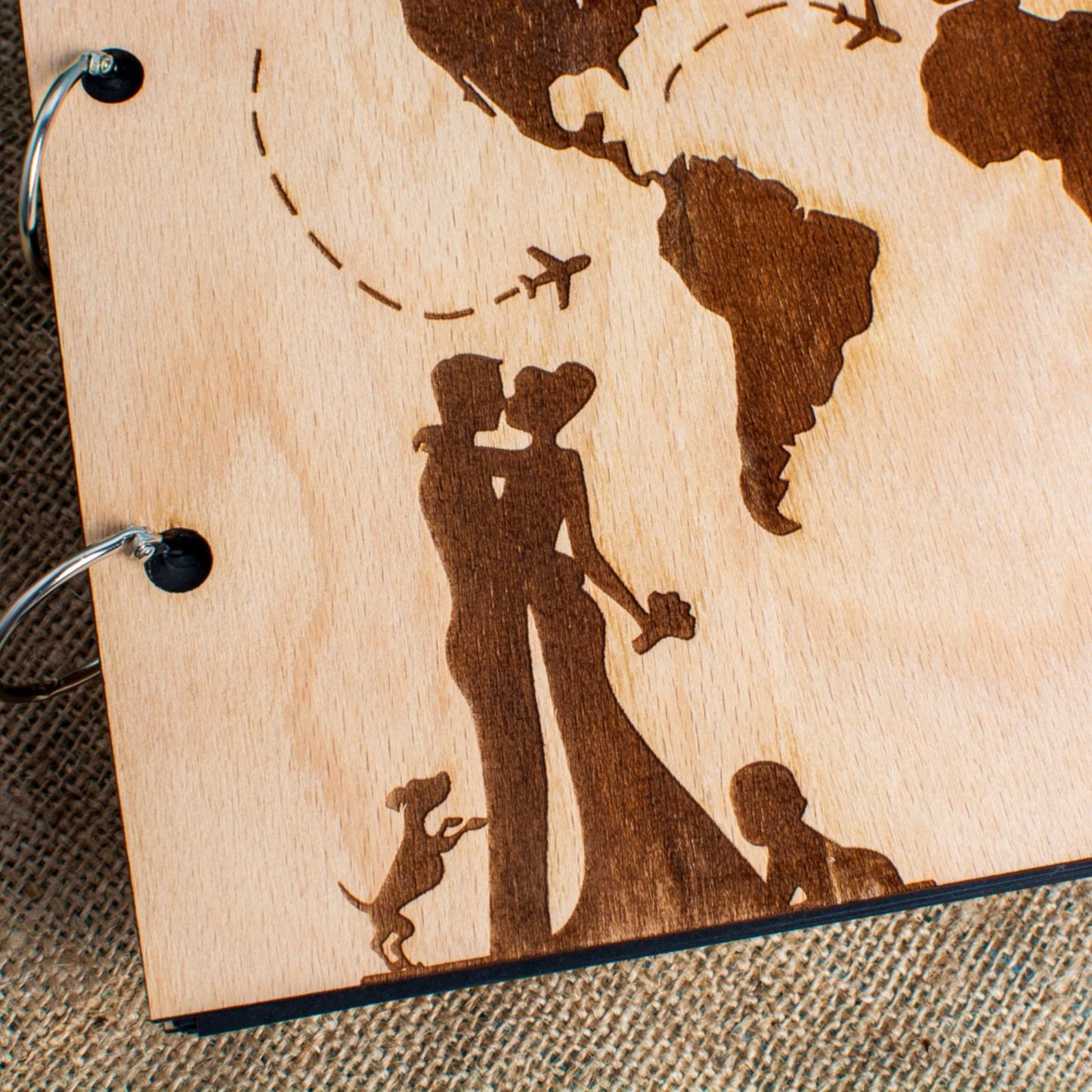 Album Foto GuestBook Nunta HH1587 Personalizat din lemn - Inconjurul Lumii familie 30 x 21