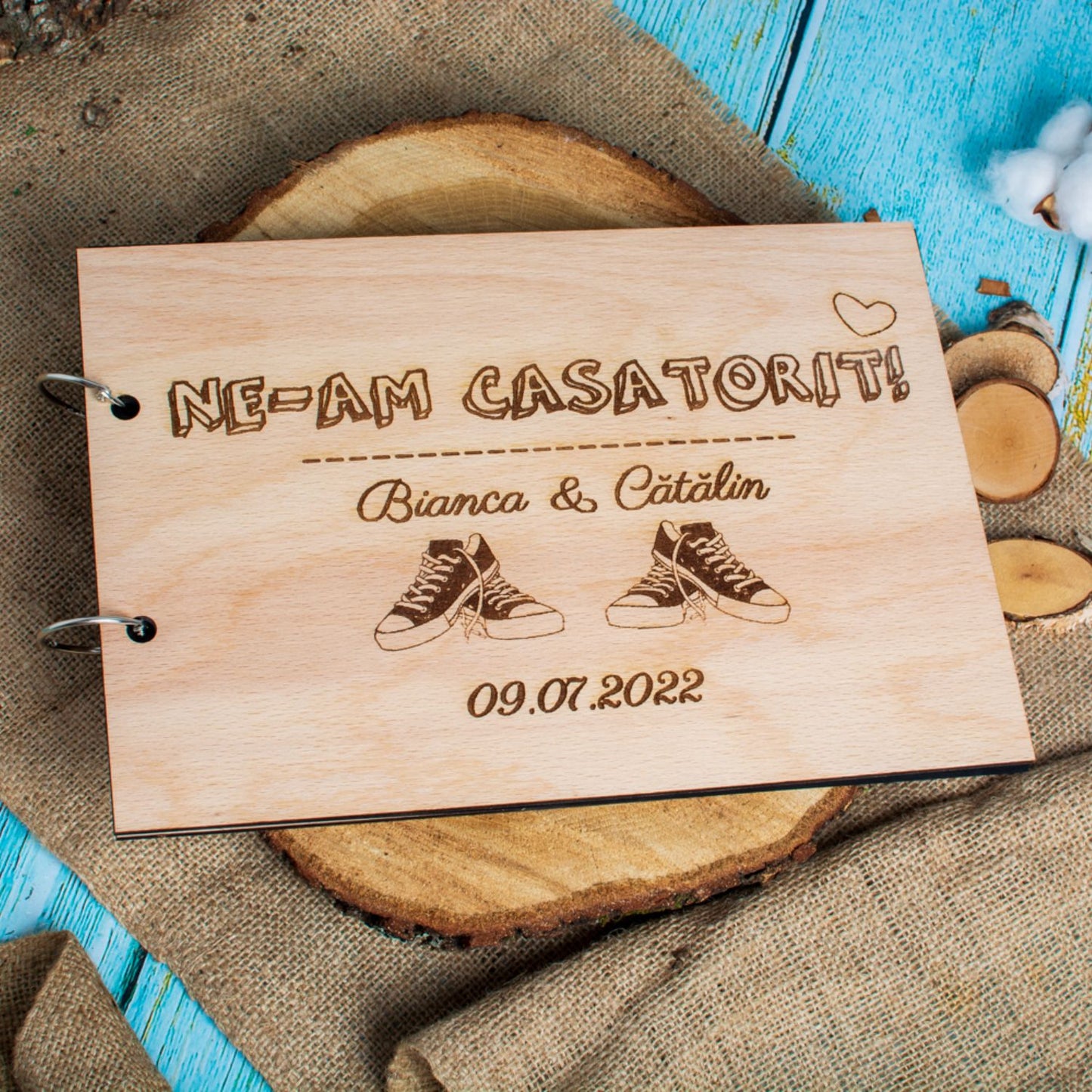 Album Foto GuestBook Nunta HH1592 Personalizat din lemn Adidasi 30 x 21