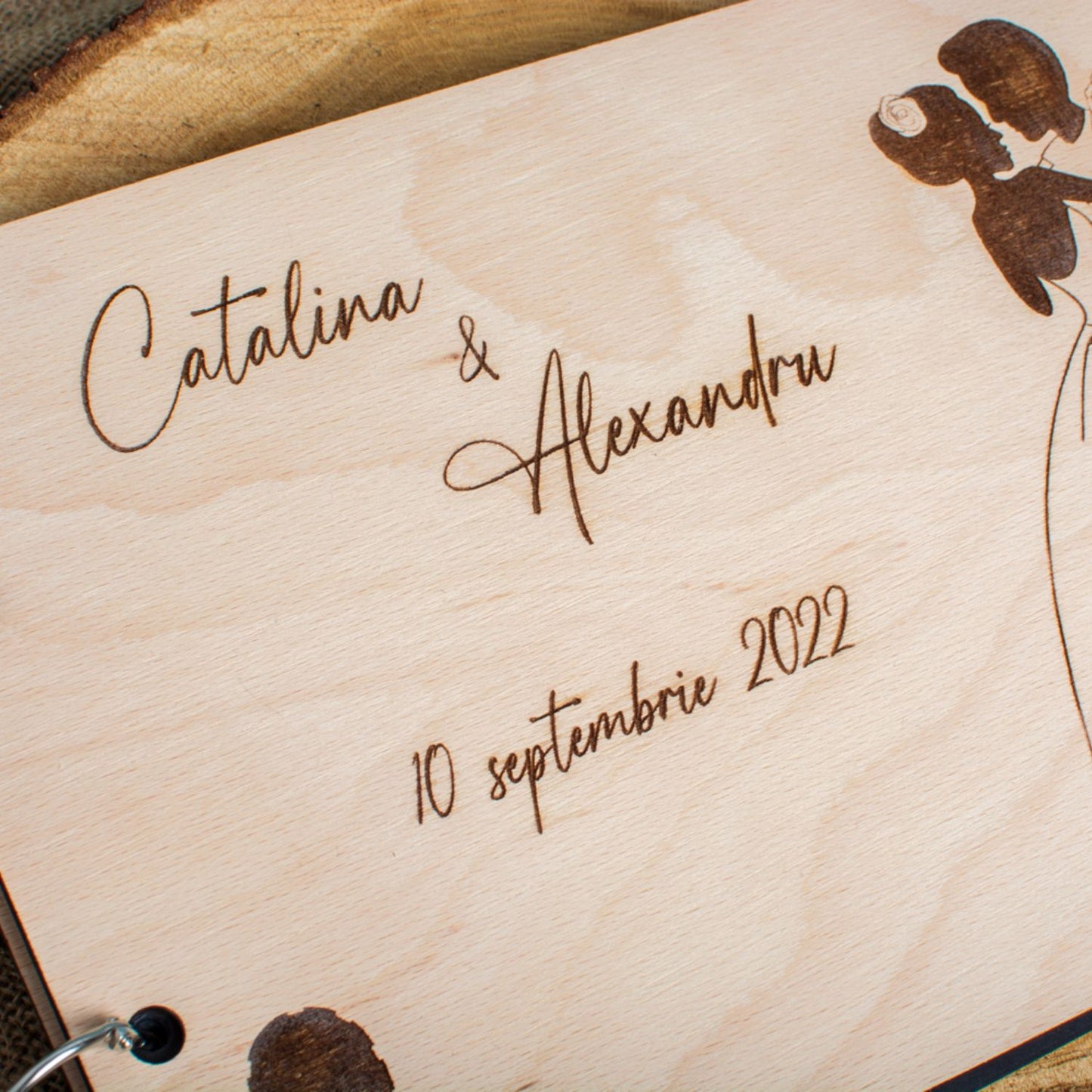 Album Foto GuestBook Nunta HH1609 Personalizat din lemn -Mire si Mireasa cu Buchet 30 x 21 cm