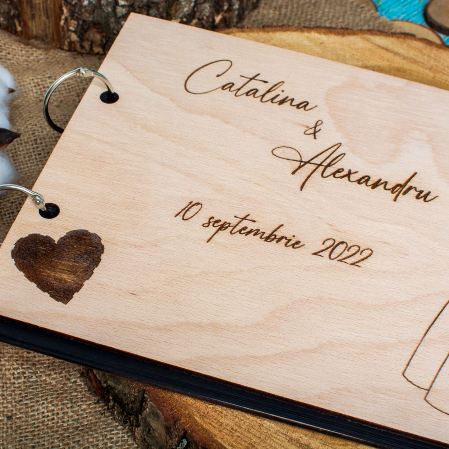 Album Foto GuestBook Nunta HH1609 Personalizat din lemn -Mire si Mireasa cu Buchet 30 x 21 cm