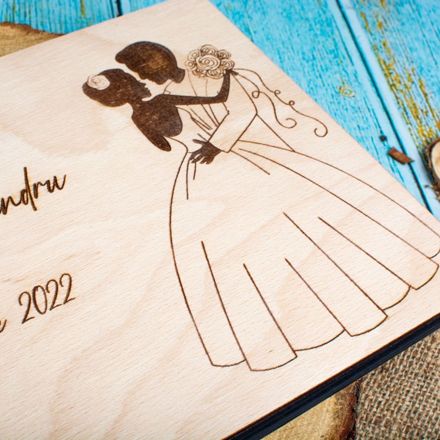 Album Foto GuestBook Nunta HH1609 Personalizat din lemn -Mire si Mireasa cu Buchet 30 x 21 cm