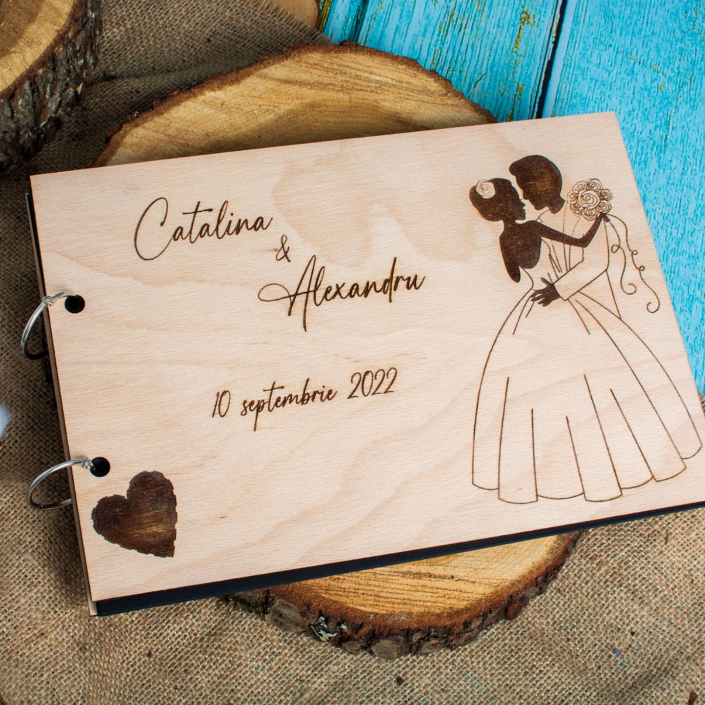 Album Foto GuestBook Nunta HH1609 Personalizat din lemn -Mire si Mireasa cu Buchet 30 x 21 cm