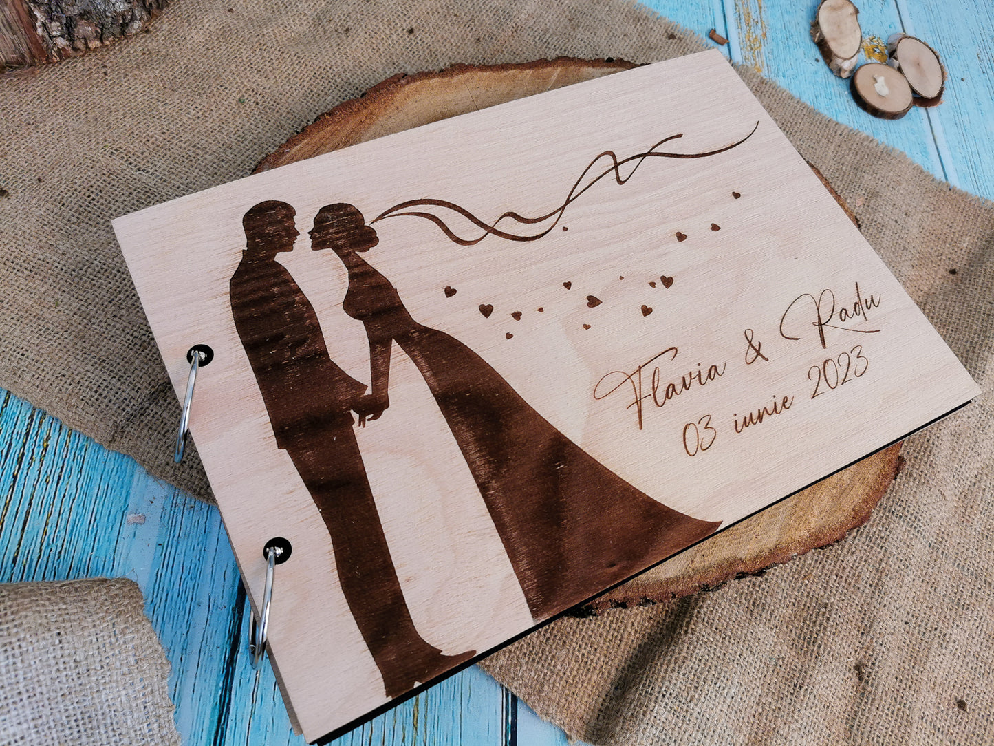 Album Foto GuestBook Nunta HH1631 Personalizat din lemn - Mire si Mireasa cu Voal 30 x 21 cm