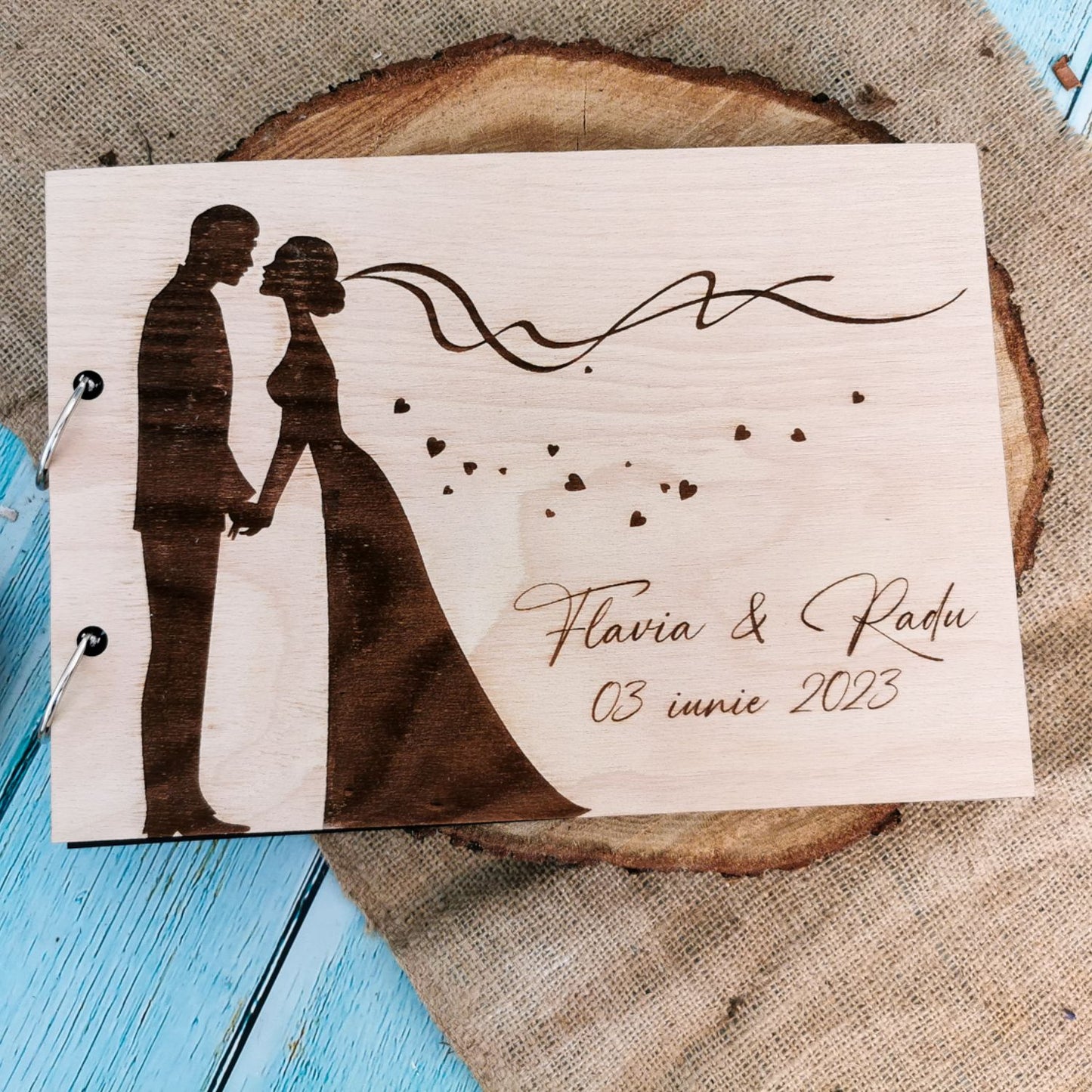 Album Foto GuestBook Nunta HH1631 Personalizat din lemn - Mire si Mireasa cu Voal 30 x 21 cm