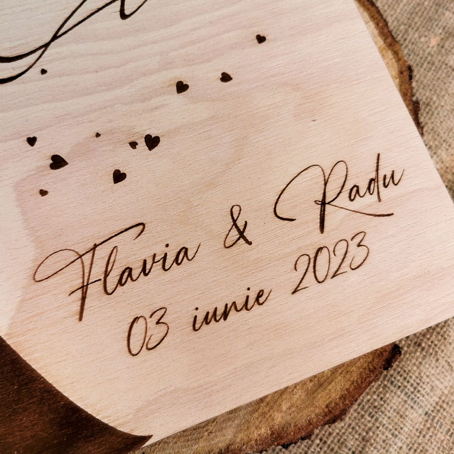 Album Foto GuestBook Nunta HH1631 Personalizat din lemn - Mire si Mireasa cu Voal 30 x 21 cm
