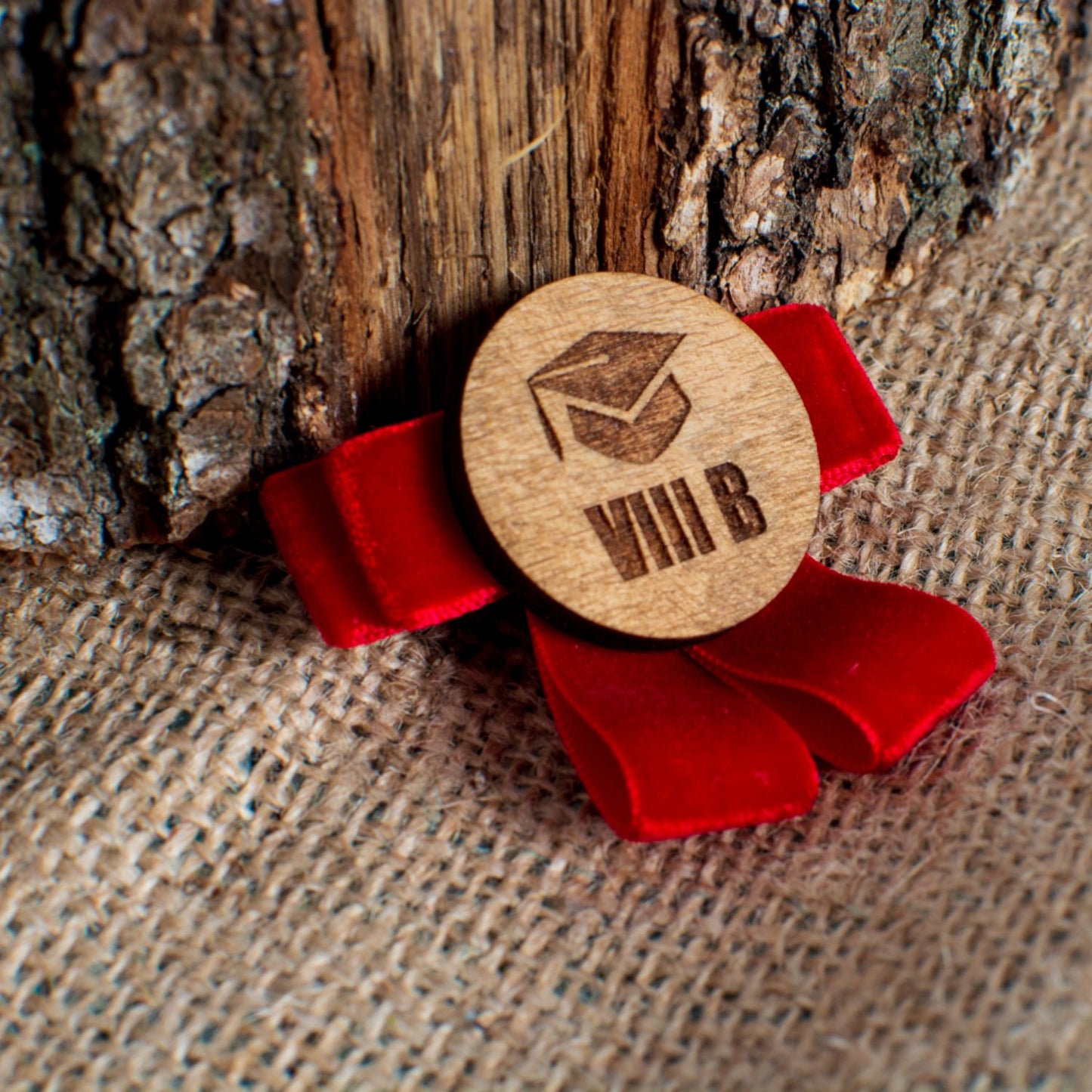 Brosa Insigna Personalizata din Lemn HH1637 3x3 cm