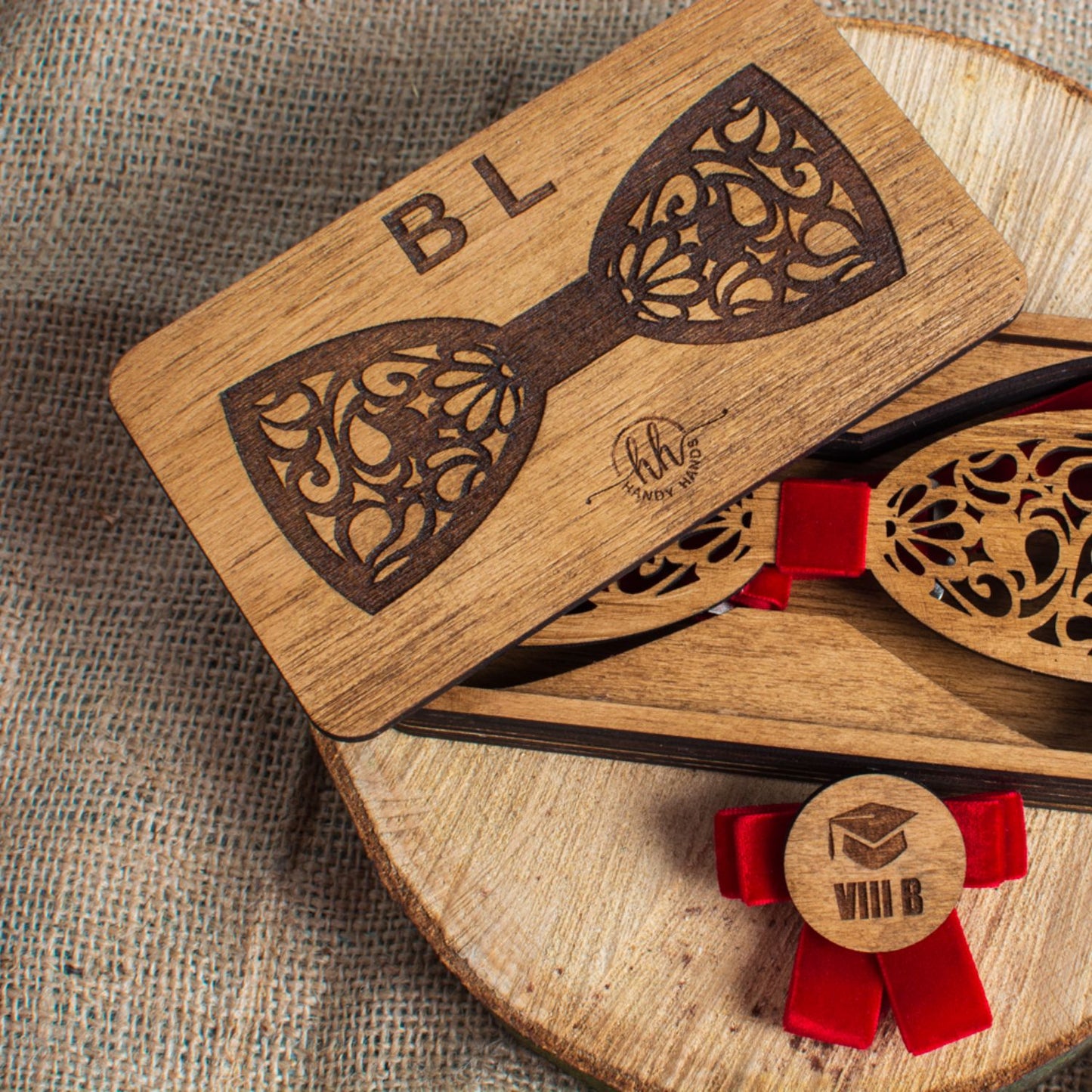 Brosa Insigna Personalizata din Lemn HH1637 3x3 cm