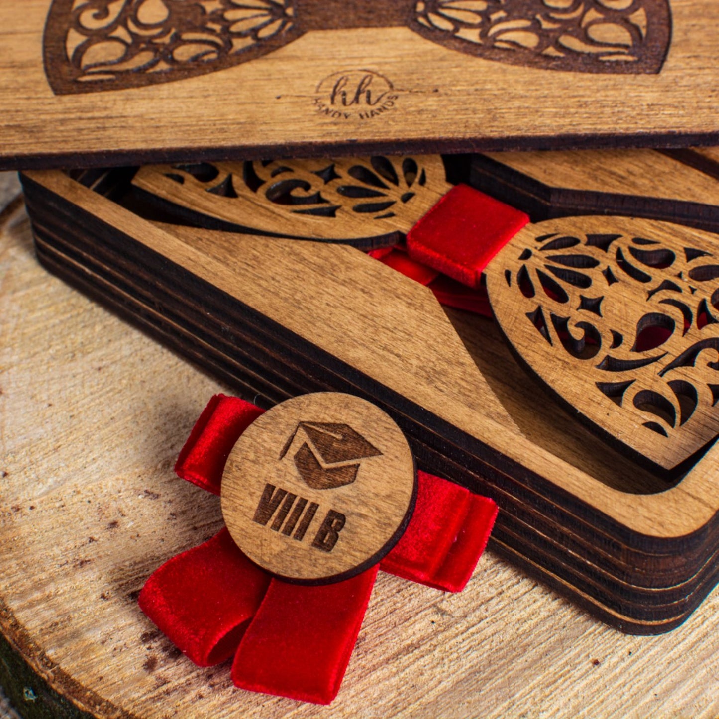 Brosa Insigna Personalizata din Lemn HH1637 3x3 cm