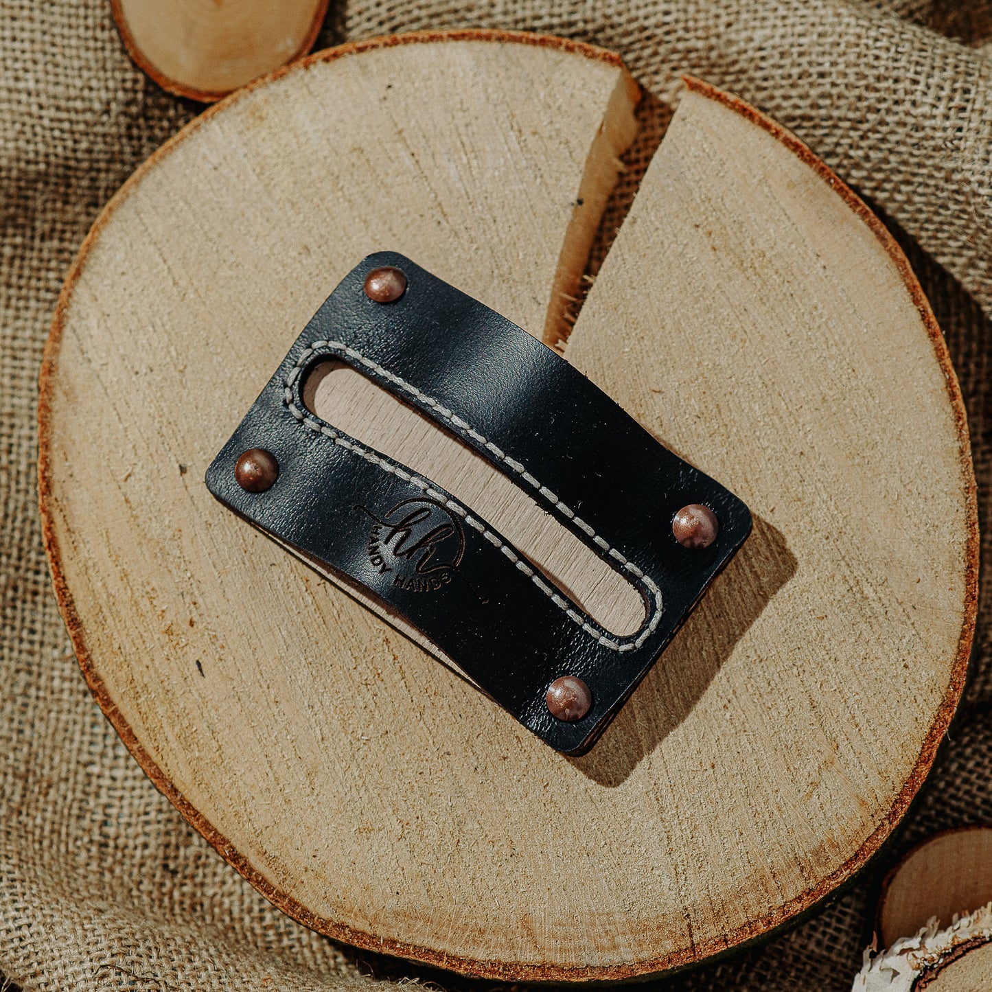 Suport Carte de Vizita Premium din Piele HH954 Personalizat cu baza de lemn 9.5x6 cm