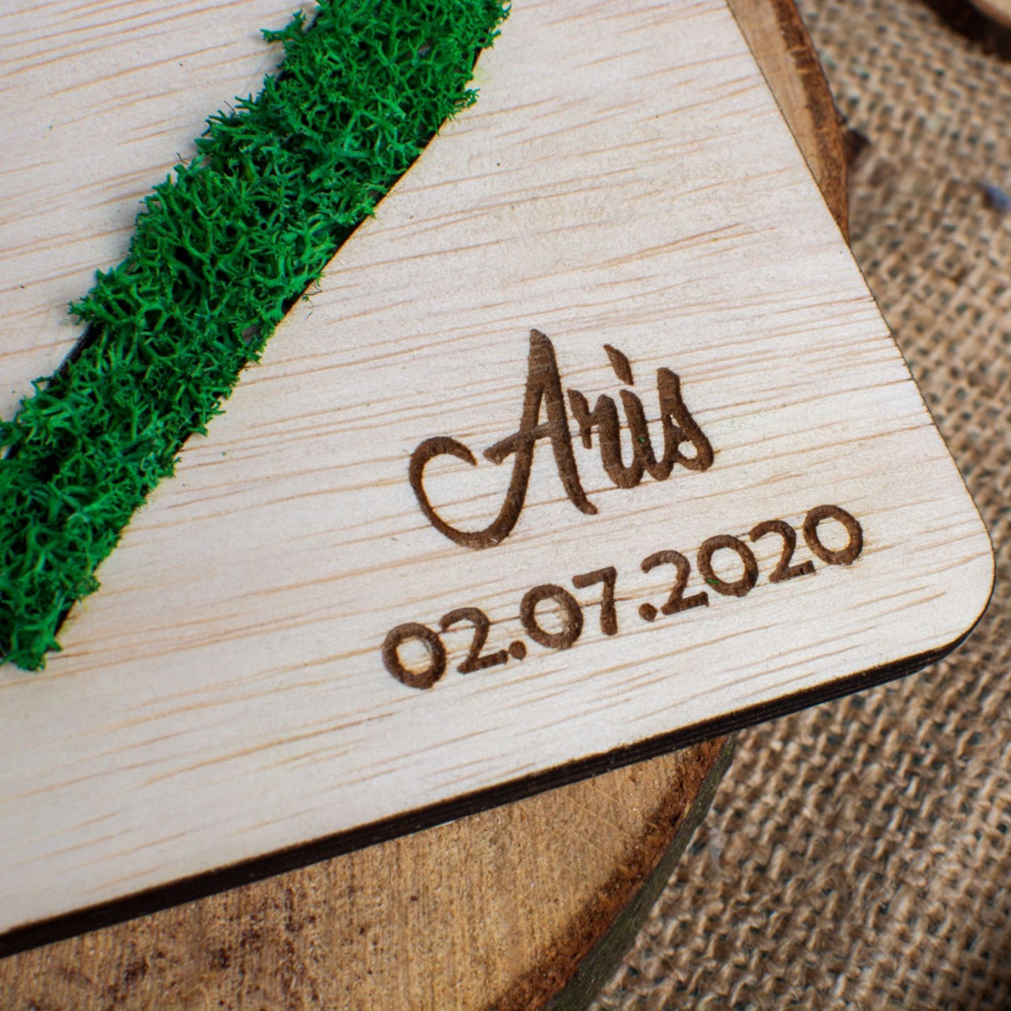 Rama Inima Personalizata cu Detaliile Nasterii HH1551 din lemn Personalizat cu Licheni 17x15 cm