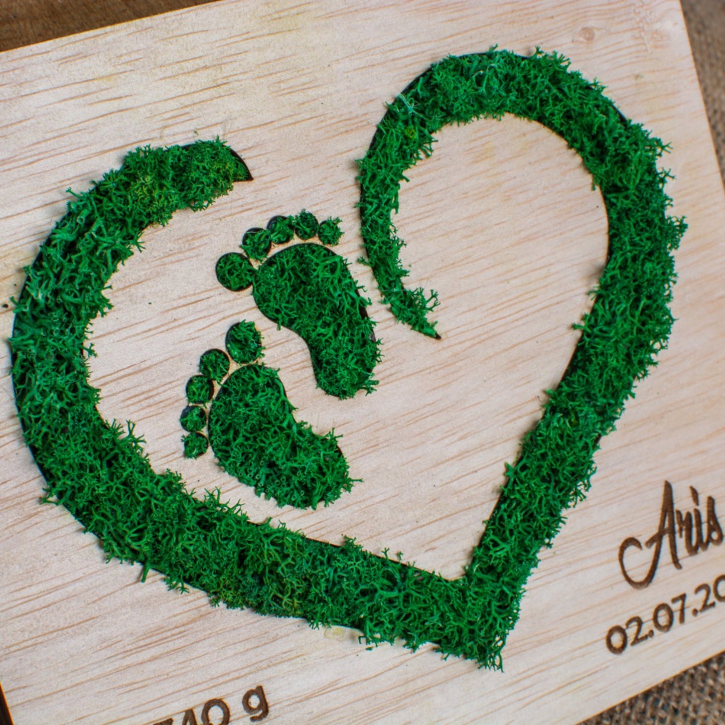 Rama Inima Personalizata cu Detaliile Nasterii HH1551 din lemn Personalizat cu Licheni 17x15 cm