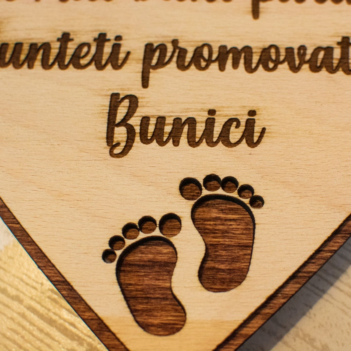 Placuta Personalizabila Anunt promovati Bunici HH1556 din lemn 22x22 cm