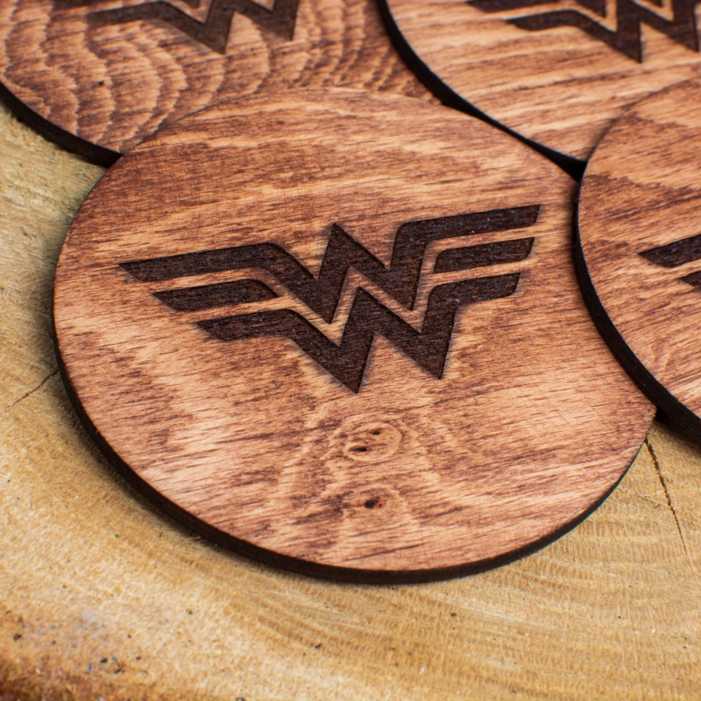 Set 3 Bucati Suport Pahar HH1576 Wonder Woman din lemn 9x9 cm