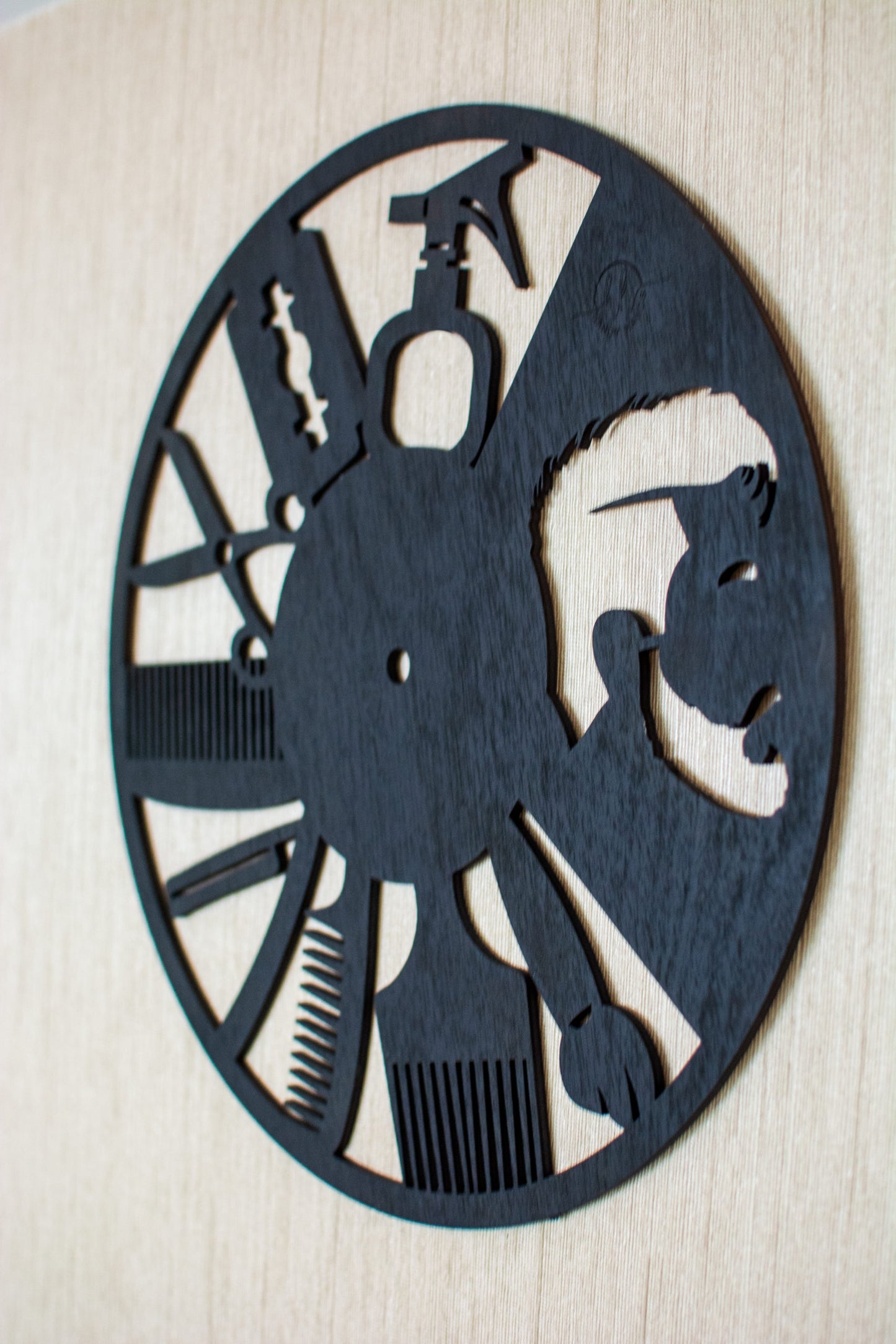 Ceas Personalizabil de lemn decorativ Barbershop