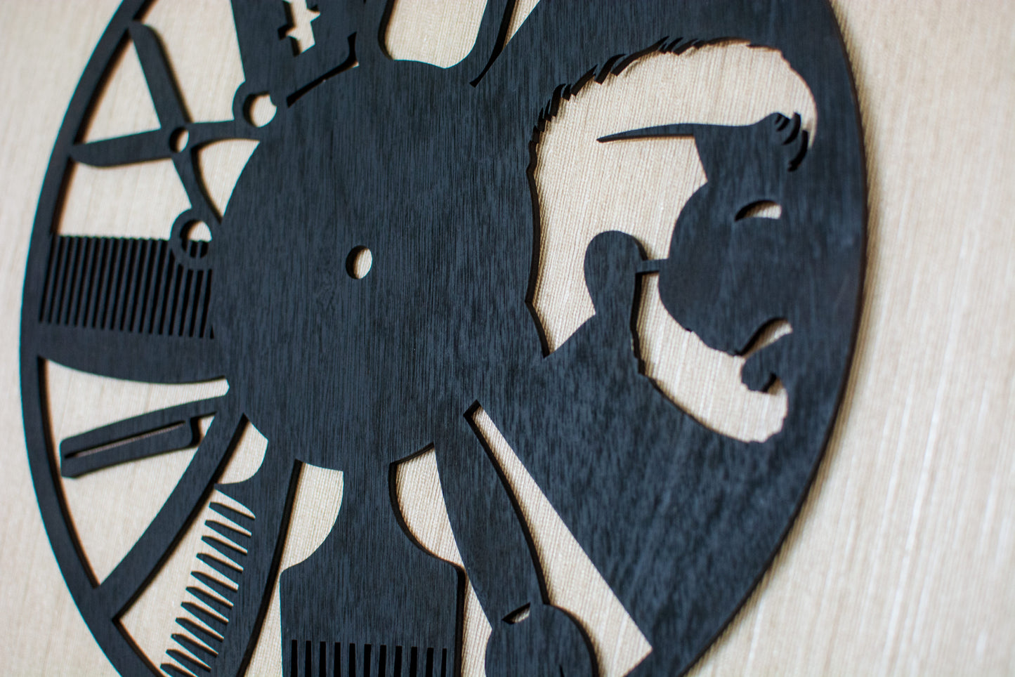 Ceas Personalizabil de lemn decorativ Barbershop