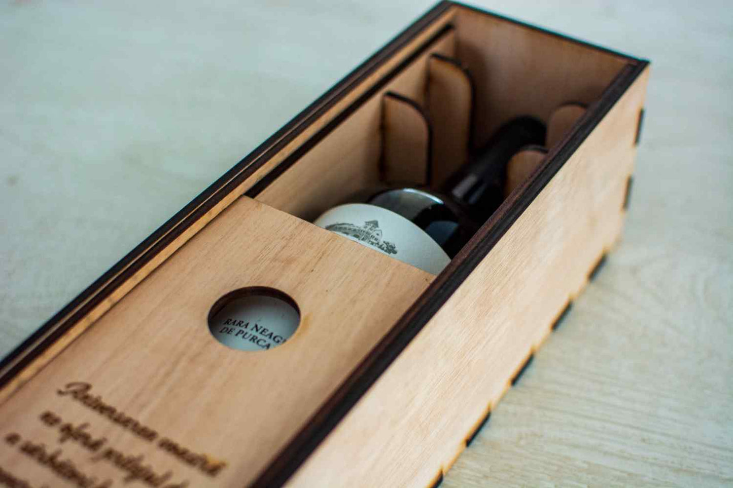 Cutie de vin din Lemn HH828 Personalizata cu Nume si Text