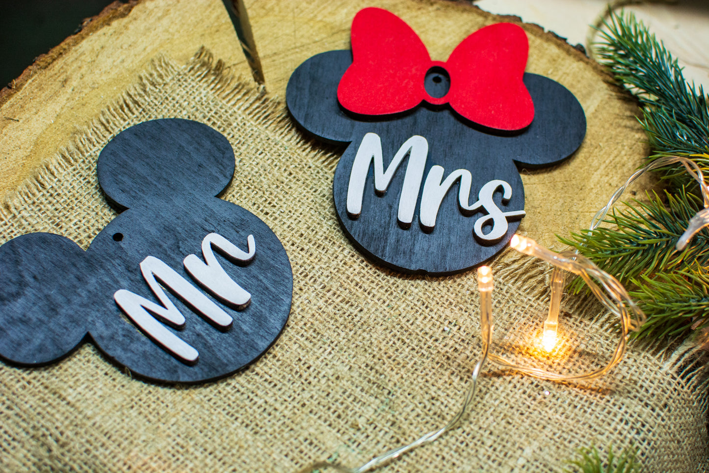 Set 2 Globuri de Craciun Personalizat Cuplu Familie HH890 din Lemn Model Mickey si Minnie Mrs si Mr