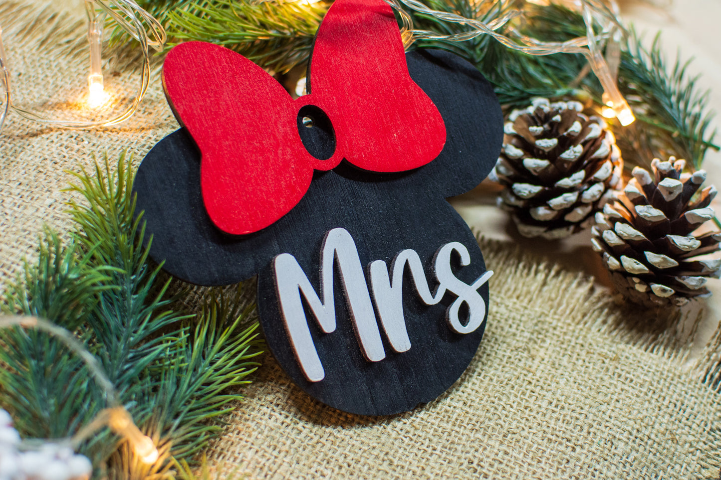 Set 2 Globuri de Craciun Personalizat Cuplu Familie HH890 din Lemn Model Mickey si Minnie Mrs si Mr
