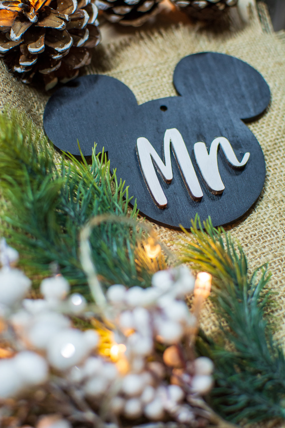 Set 2 Globuri de Craciun Personalizat Cuplu Familie HH890 din Lemn Model Mickey si Minnie Mrs si Mr