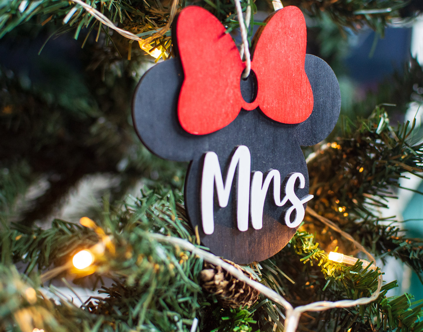 Set 2 Globuri de Craciun Personalizat Cuplu Familie HH890 din Lemn Model Mickey si Minnie Mrs si Mr