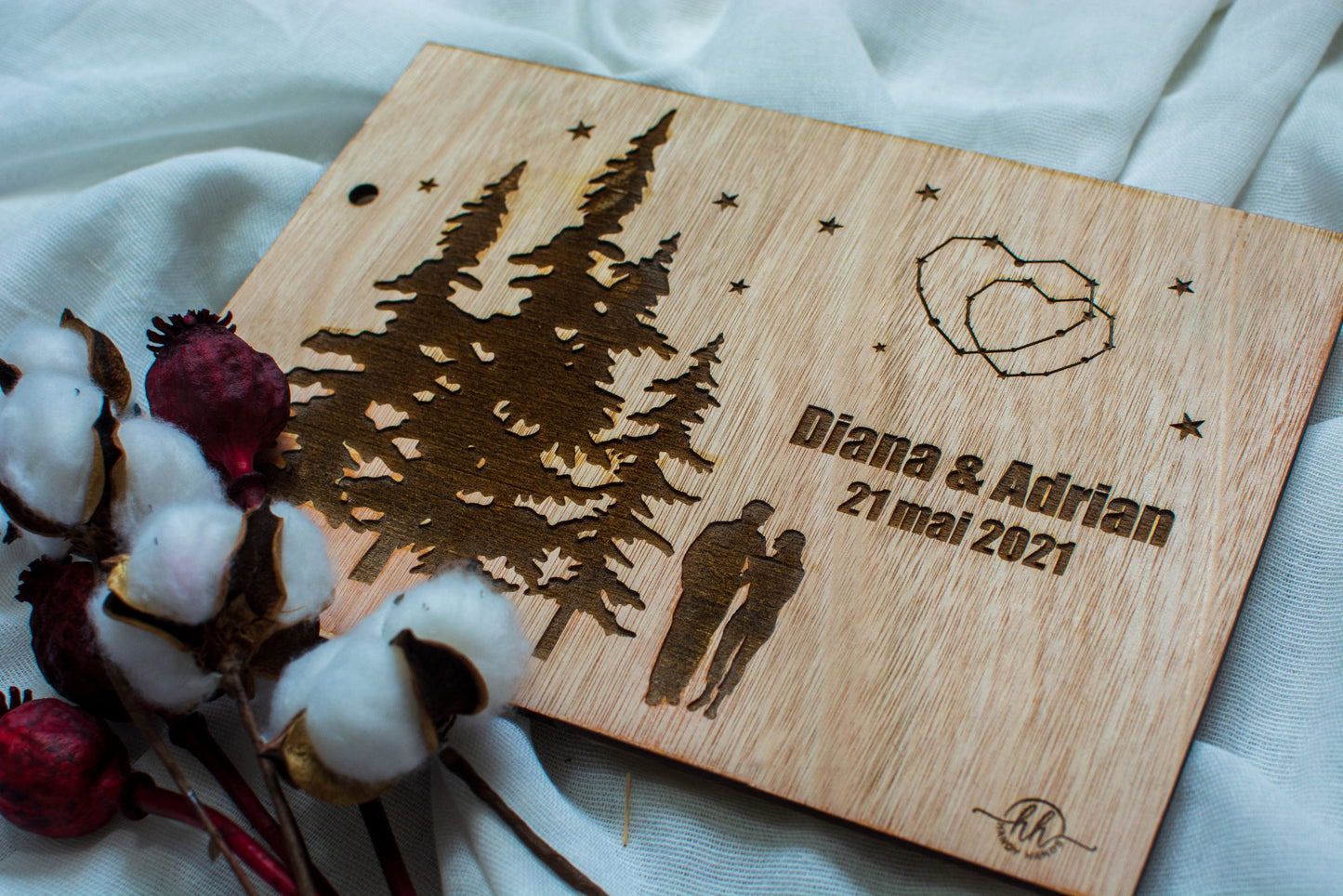 Album Foto GuestBook A4 de Nunta Personalizat HH676 din lemn Inimi Natura Constelatii 30x21 cm
