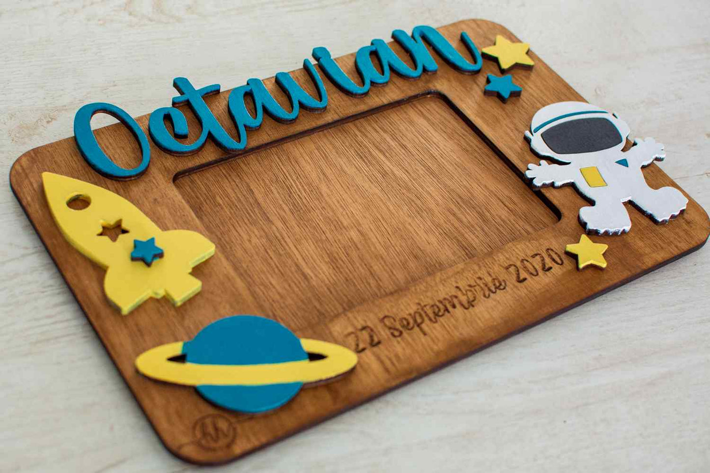 Rama foto Personalizata HH832 din Lemn cu Data Nasterii Spatiu