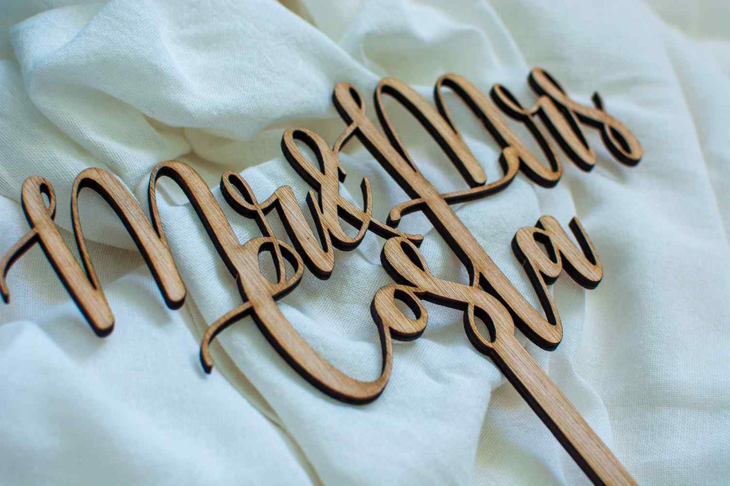 Topper Nunta HH675 din lemn Mr&Mrs Nume Familie