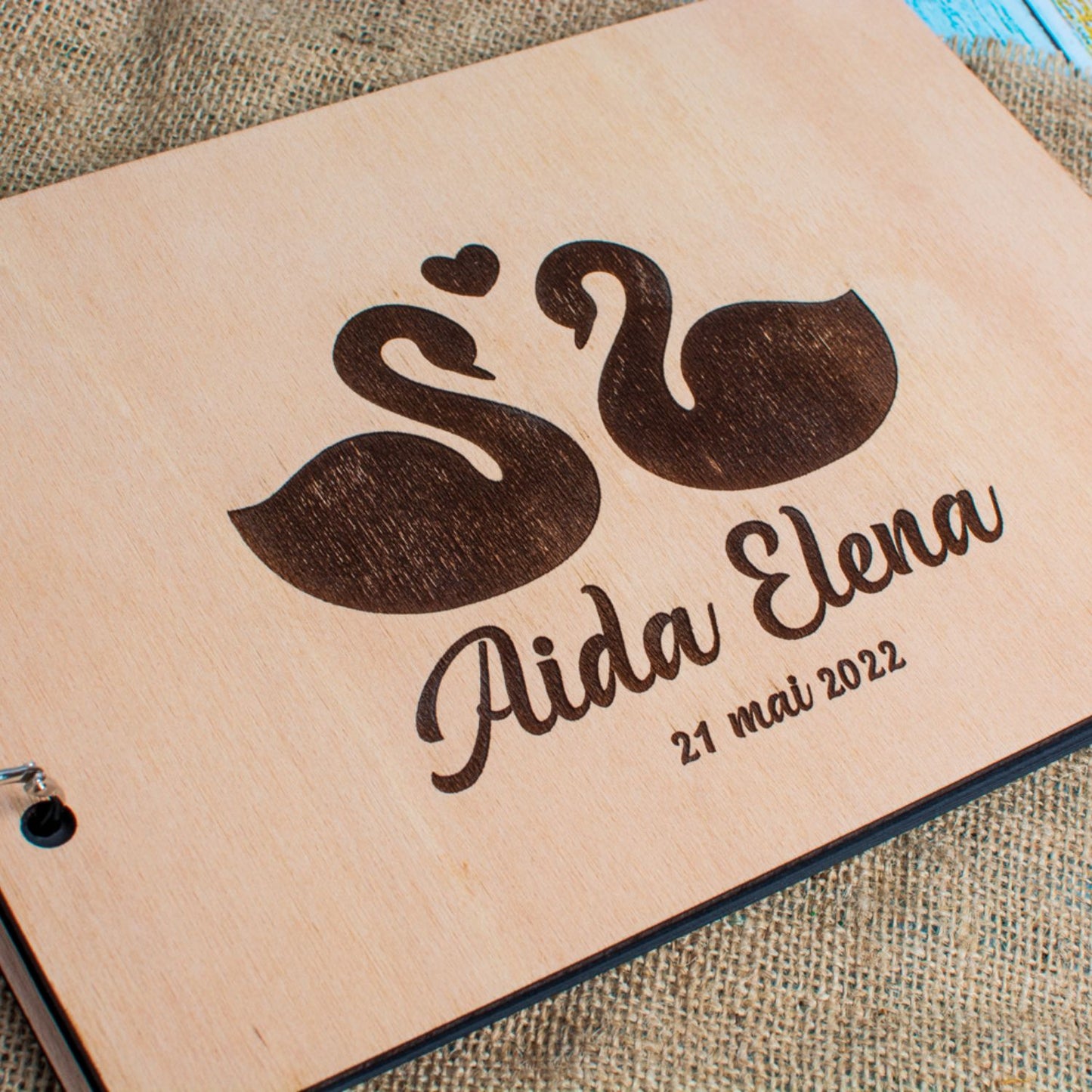 Album Foto GuestBook Nunta HH1580 Personalizat din lemn - Lebede 30 cm x 23