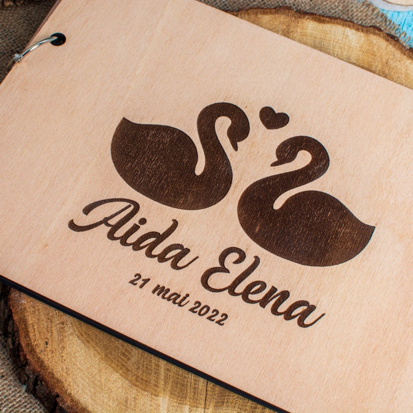 Album Foto GuestBook Nunta HH1580 Personalizat din lemn - Lebede 30 cm x 23