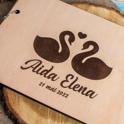 Album Foto GuestBook Nunta HH1580 Personalizat din lemn - Lebede 30 cm x 23