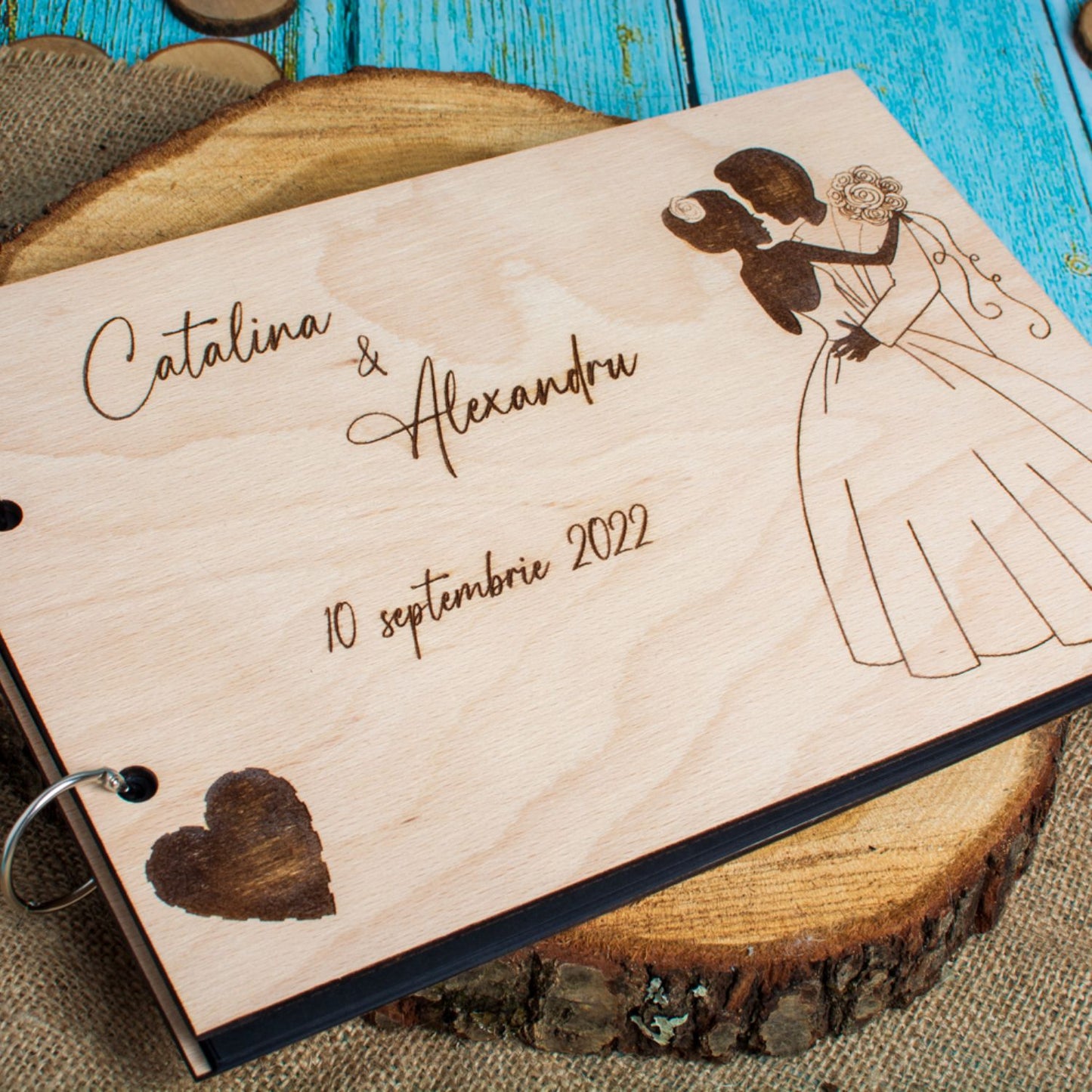 Album Foto GuestBook Nunta HH1609 Personalizat din lemn -Mire si Mireasa cu Buchet 30 x 21 cm