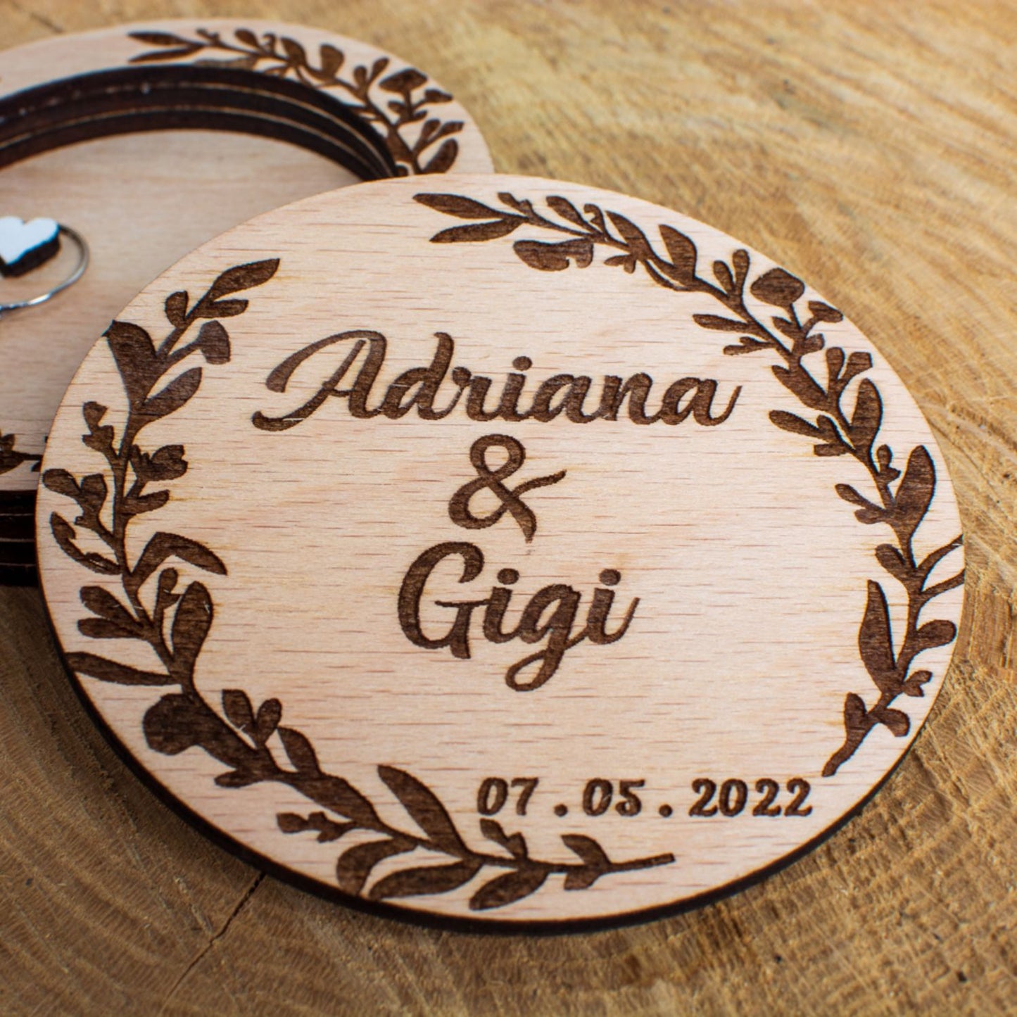 Cutie Verighete Rotunda Personalizata HH1633 din Lemn 10x10 cm
