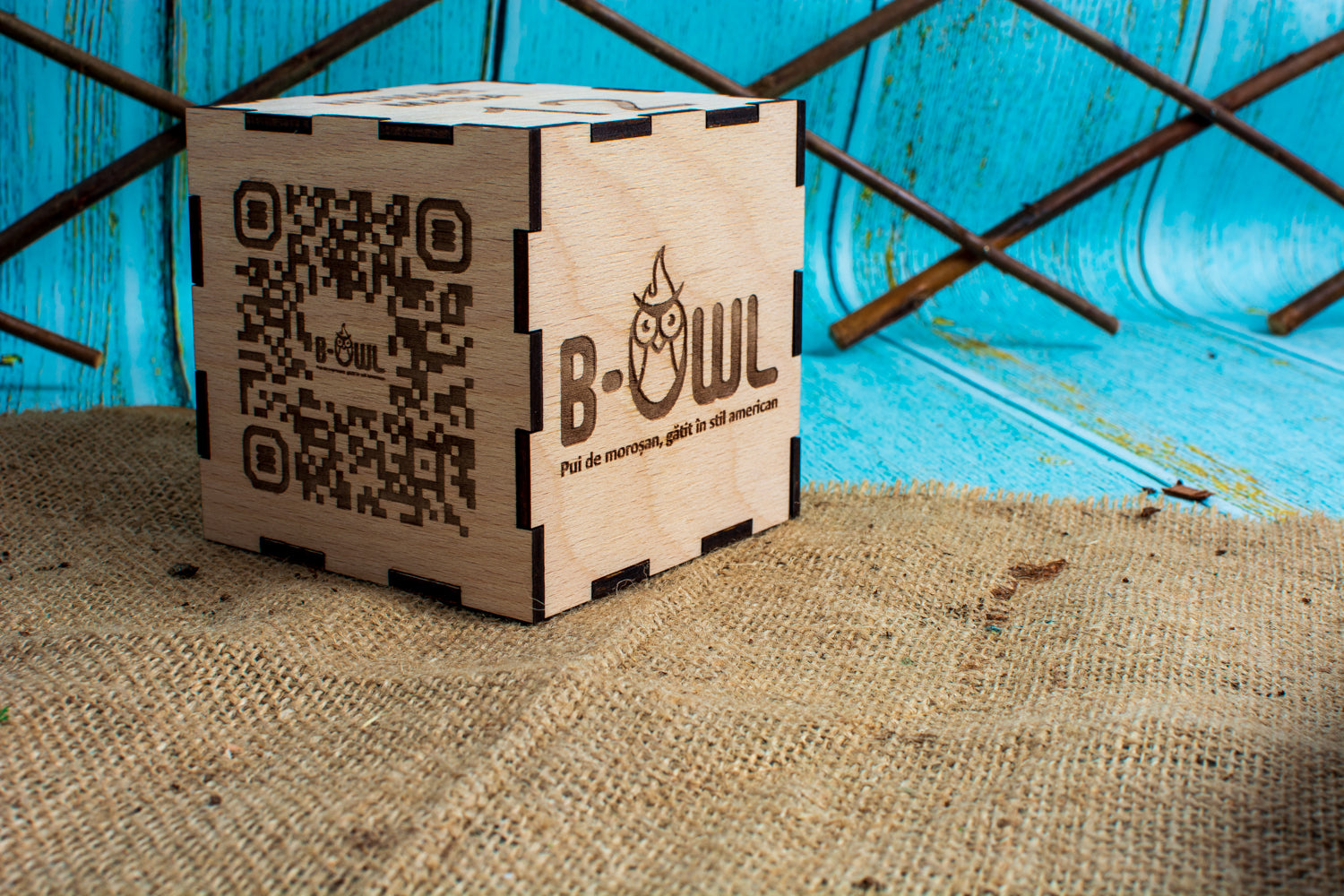 Meniu Digital QR Code Personalizabil HH16362 Cu Spatiu Pentru Apel Chelner 10x10x10cm