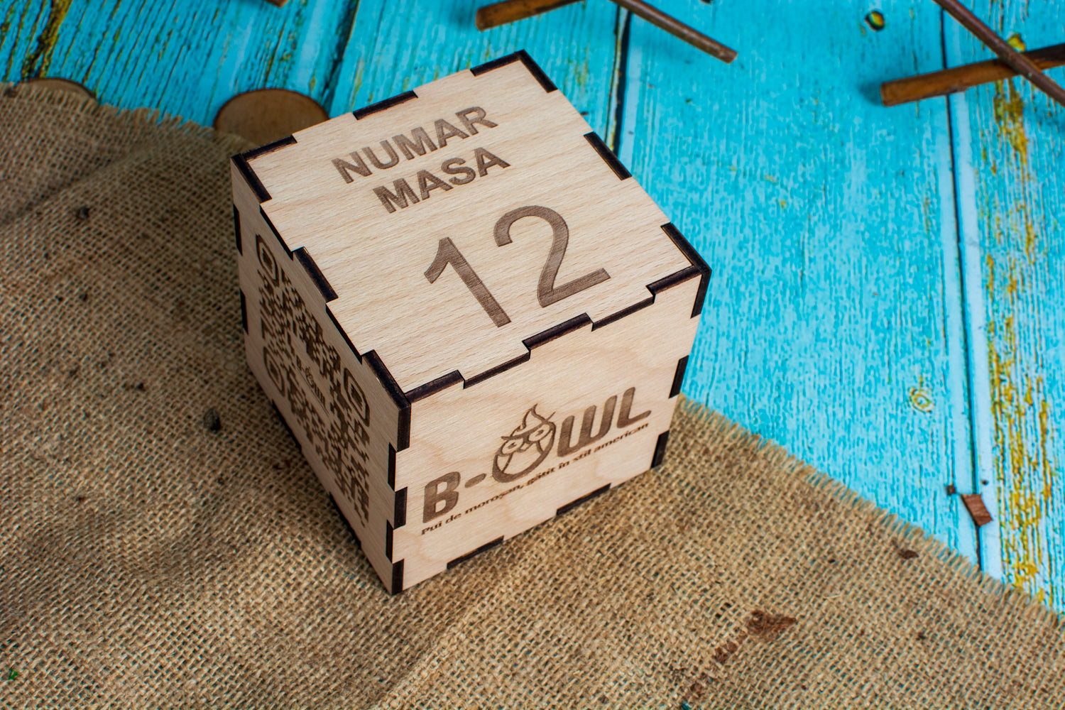 Meniu Digital QR Code Personalizabil HH16362 Cu Spatiu Pentru Apel Chelner 10x10x10cm