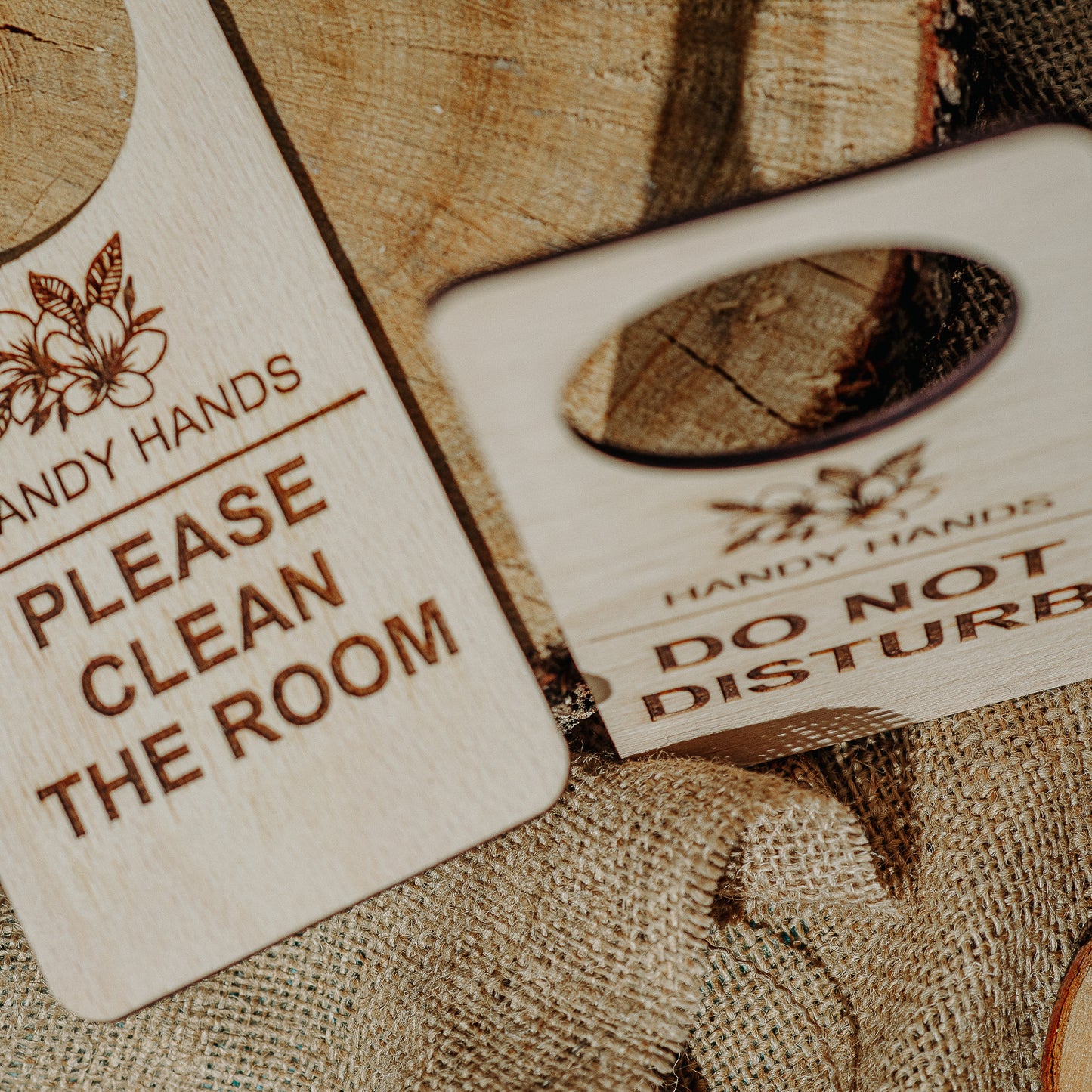 Set 2 Semne pentru Usa, din lemn HH973 Personalizat "Do Not Disturb", "Clean the Room" 9x19.5 cm