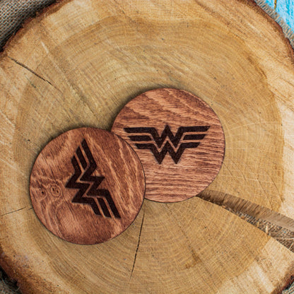 Set 3 Bucati Suport Pahar HH1576 Wonder Woman din lemn 9x9 cm