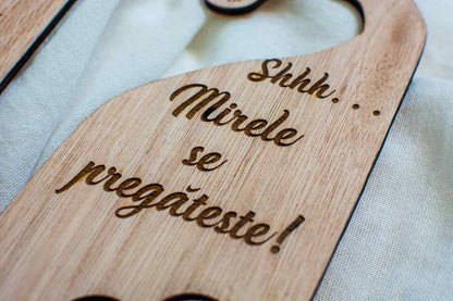 Set 2 Agatatoare HH677 Decor usa din lemn Personalizat Mire si Mireasa
