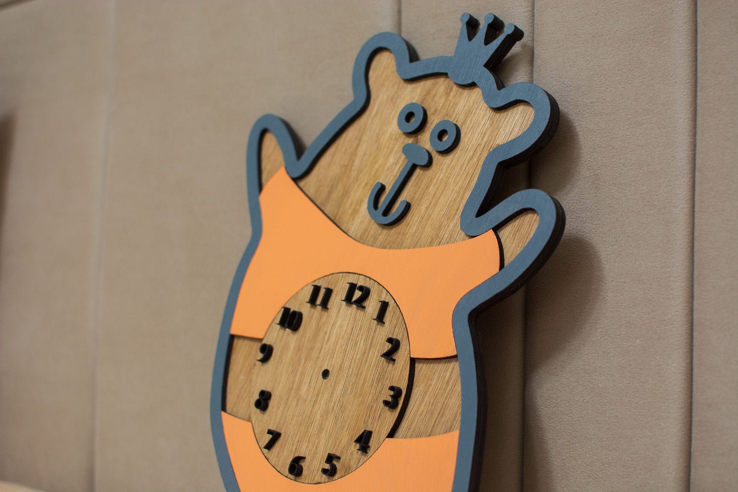 Ceas Personalizabil de lemn decorativ Ursuletul Vesel
