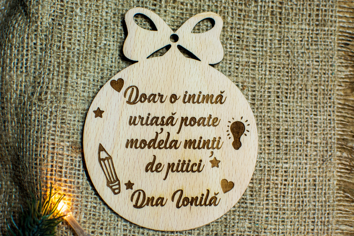 Glob de Craciun Personalizat HH922 din Lemn Model Profesor Educator