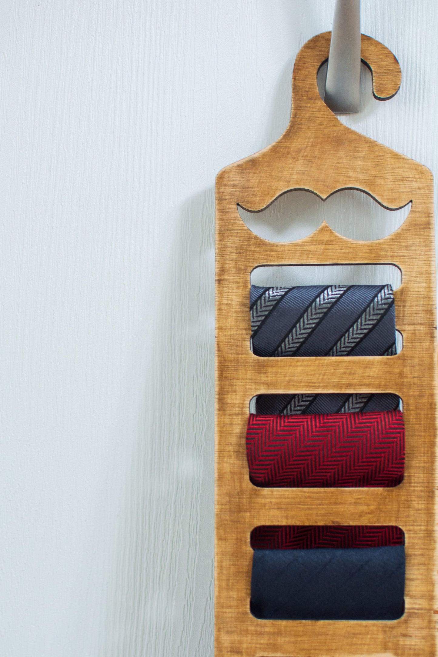 Umeras Personalizabil HandyHands din lemn Cravate si Curele