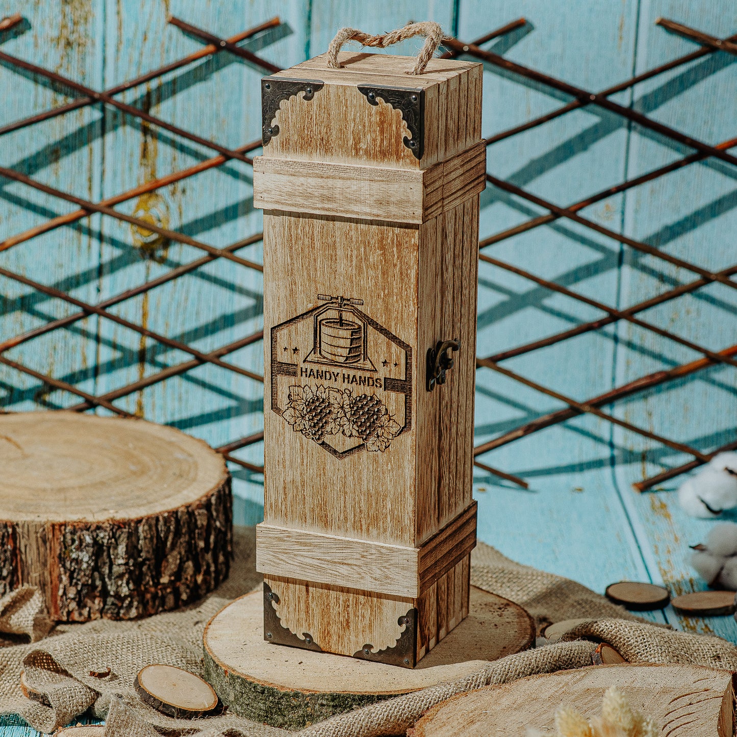 Cutie de Vin din lemn HH987 Personalizata cu Margini din Metal si Suport 35x10 cm